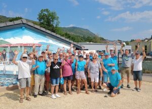 Pétanque 2026 groupe devant fresque bras levés